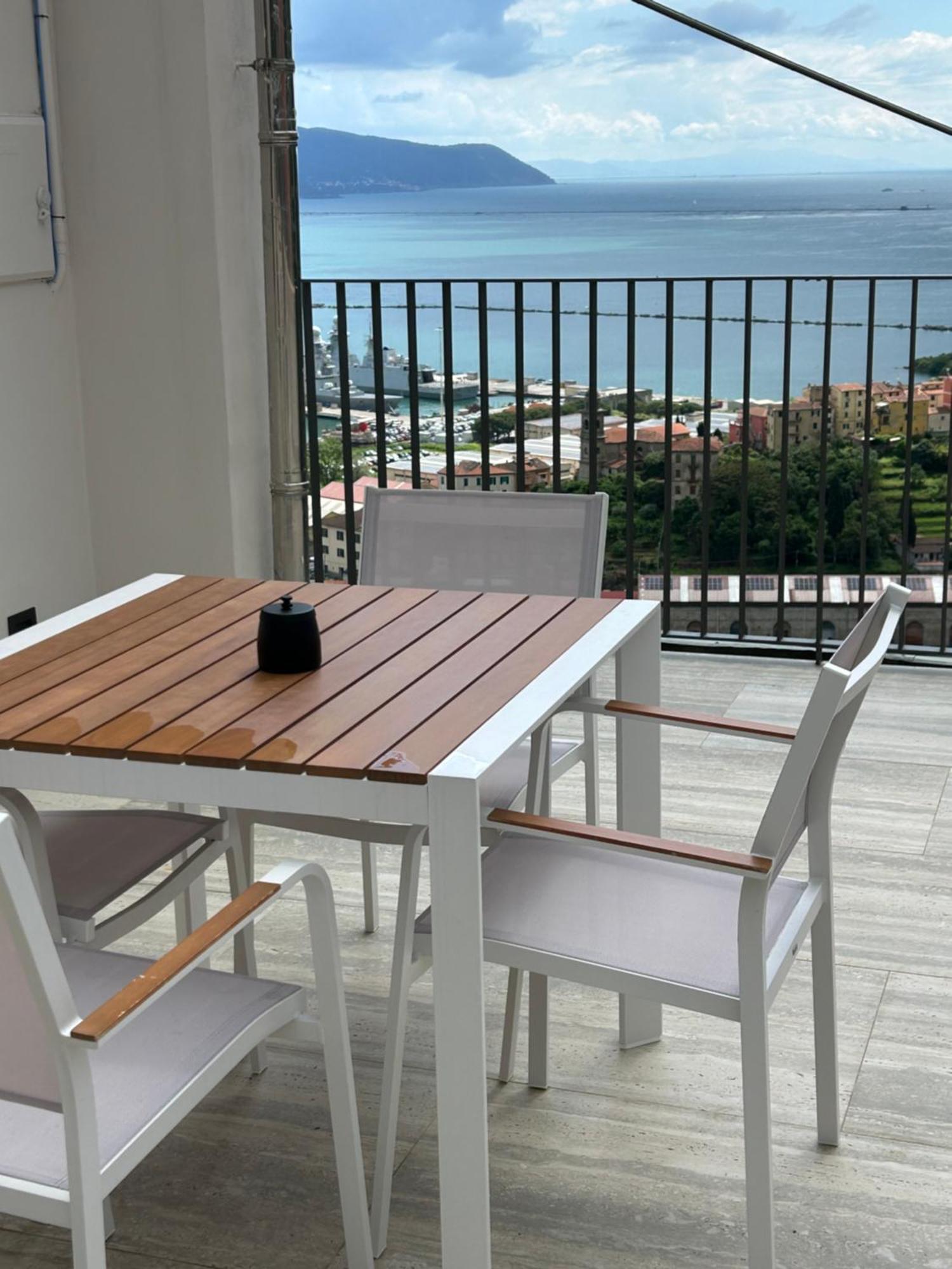 لا سبيتسْيا Miramare Apartments&Suites الغرفة الصورة